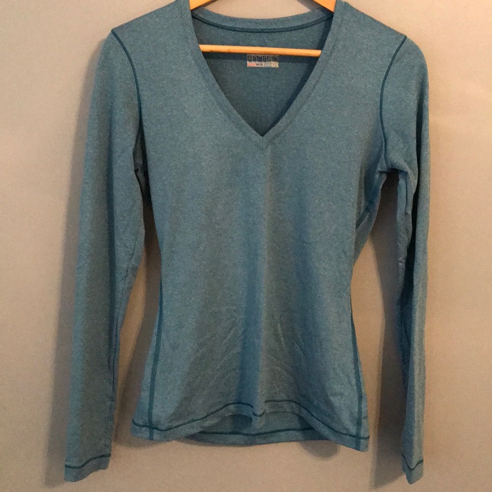 UA fitted light blue V Neck